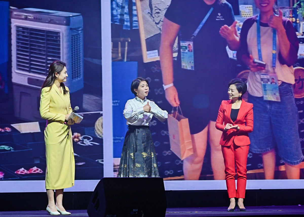 Liu Luolin sharing her craft practice through sign language on stage